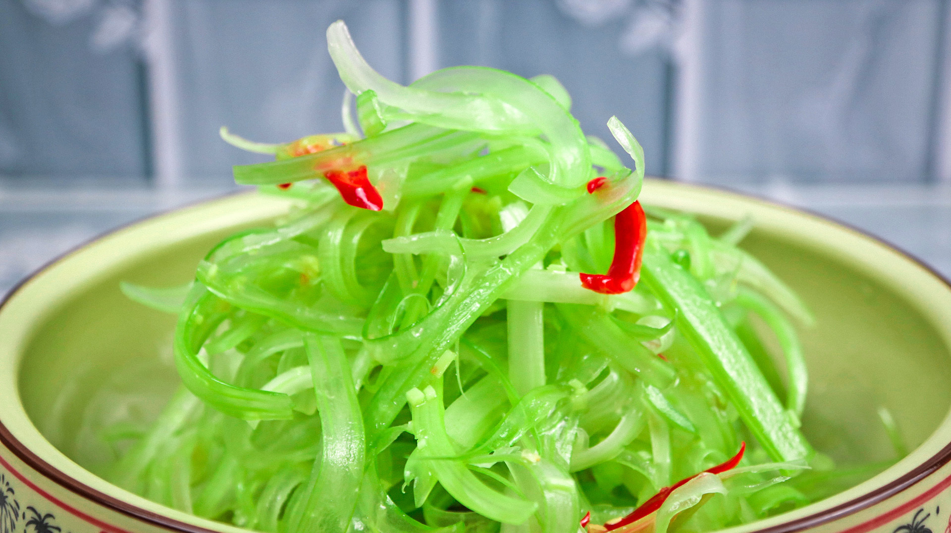 大厨分享"冰爆西芹"的做法,清脆爽口入味,零厨艺也能轻松上手