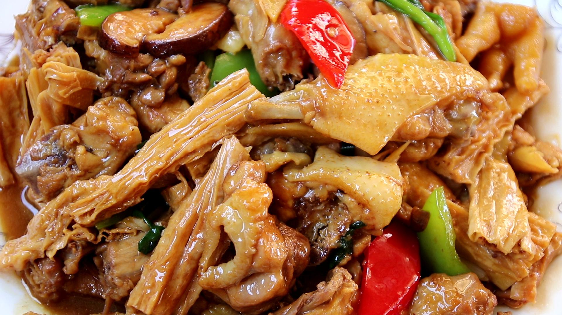 广西人最爱的腐竹焖鸡,香气四溢,出锅的那一刻就知道饭煮少了