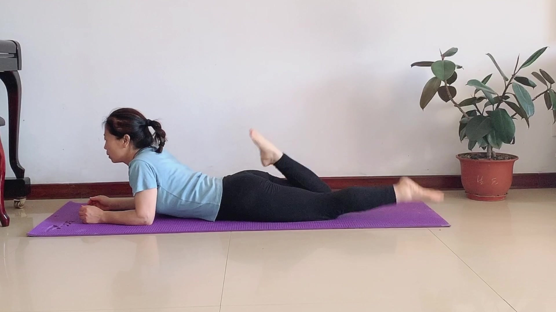 快速瘦腿就用这招,还能灵活双腿,别担心没时间,在家就能做