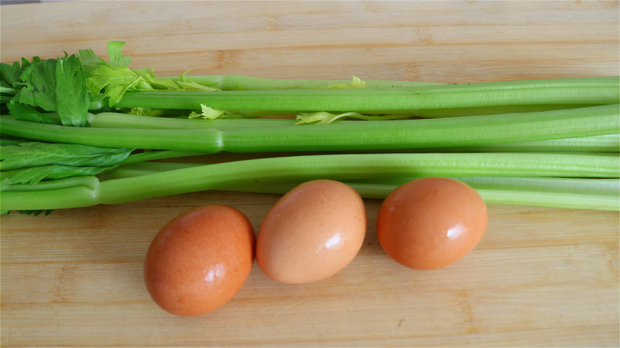 芹菜叶炒鸡蛋怎么做_芹菜叶炒鸡蛋的做法_豆果美食
