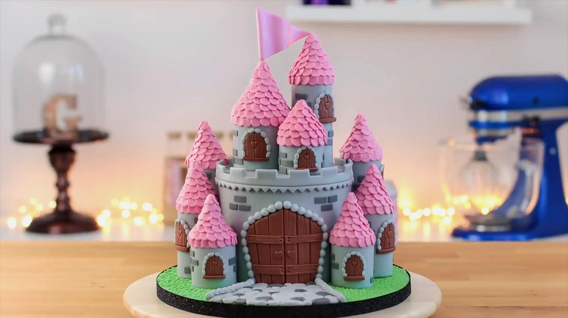 用蛋糕做的粉色城堡你见过吗?简单有趣,猜猜里面住的是哪位公主