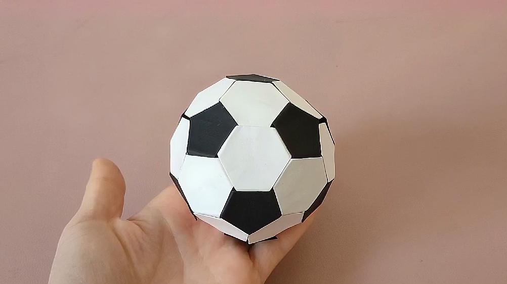 折纸足球,步骤很简单就是有点繁琐,需要你的耐心哦,当摆件好看