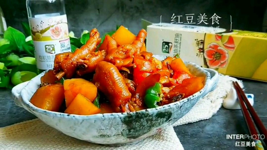 鸡爪最家常的做法,超过瘾~土豆炖鸡爪