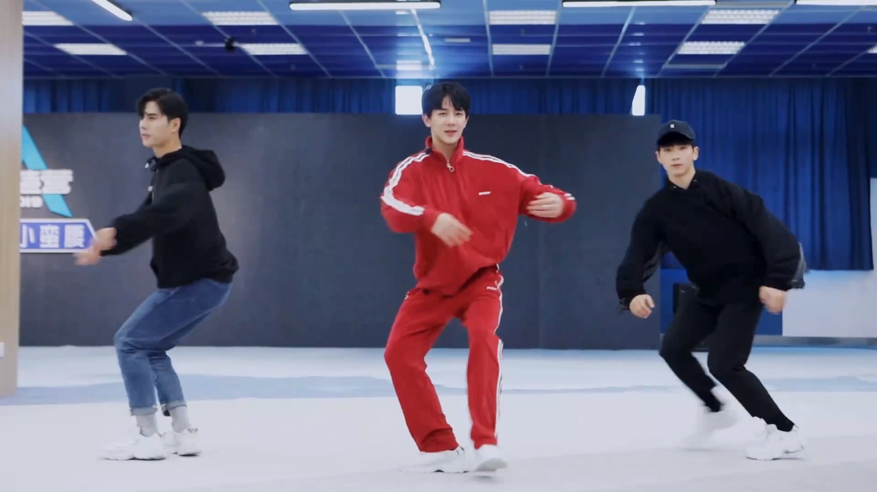 从r1se组合音乐才子,到羞涩邻家最火演员——夏之光演艺经历回顾