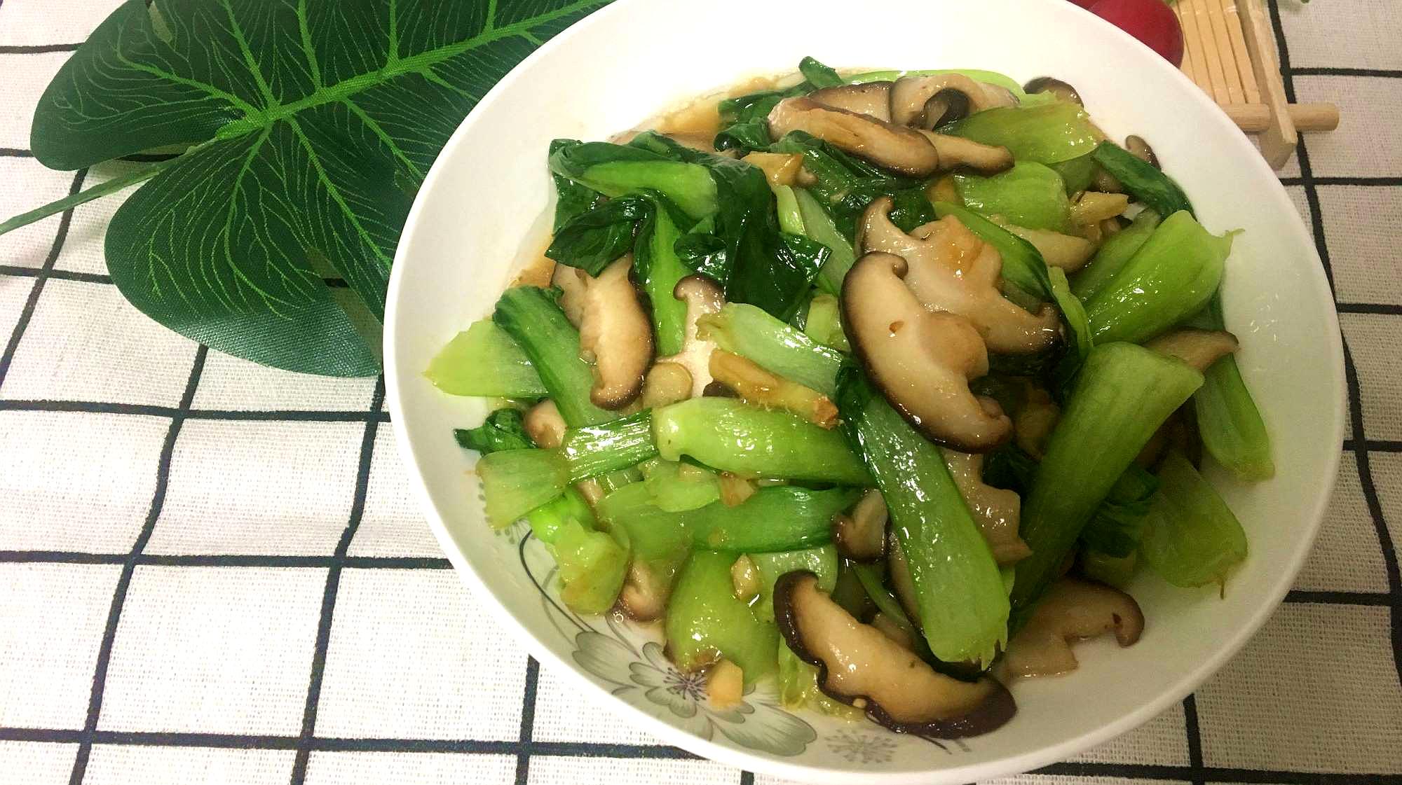 香菇油菜是先炒油菜還是先炒香菇,只需簡單3步,好看又好吃