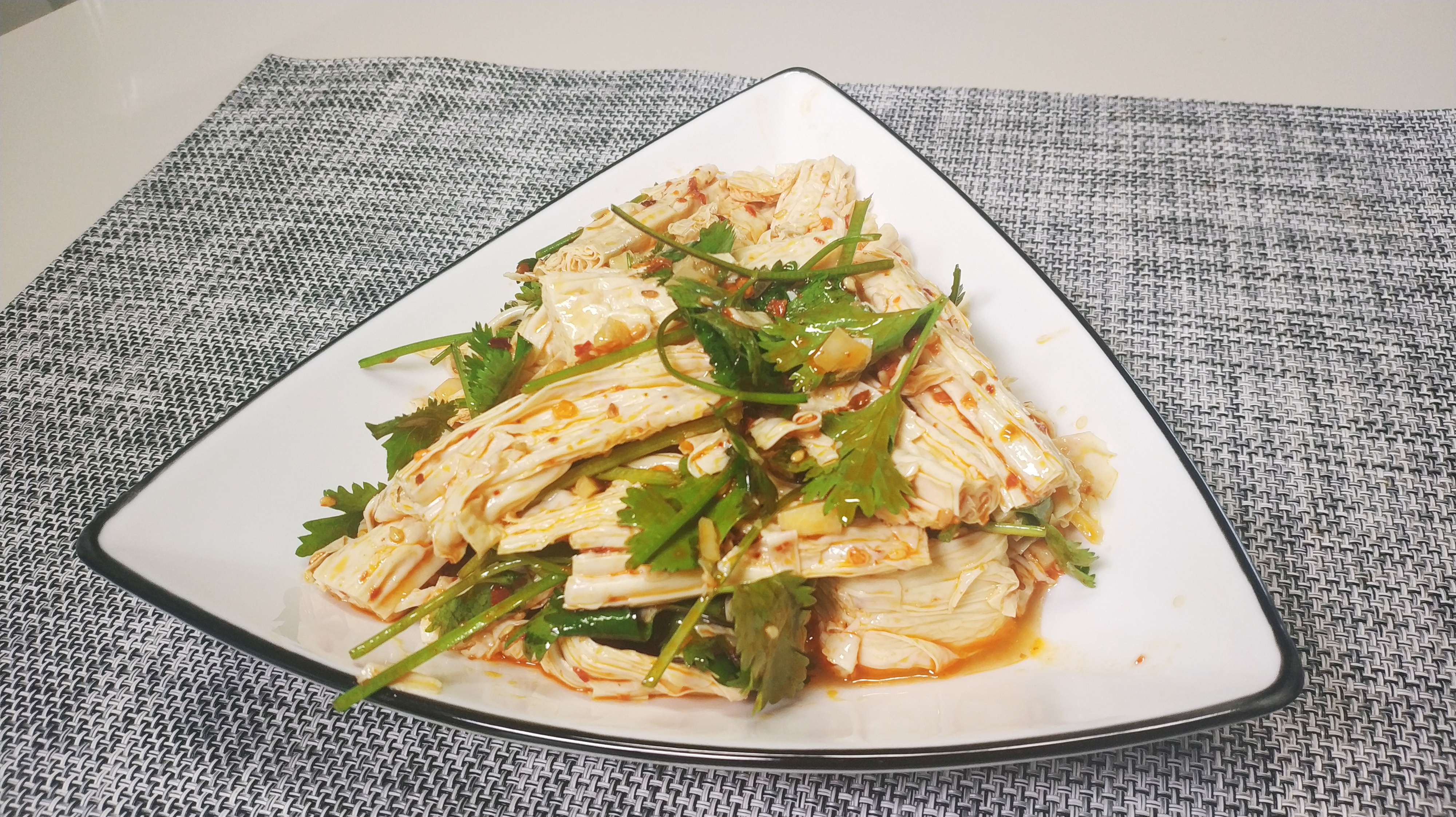 腐竹这样做,一盘不够吃,做法简单,家人都赞不绝口