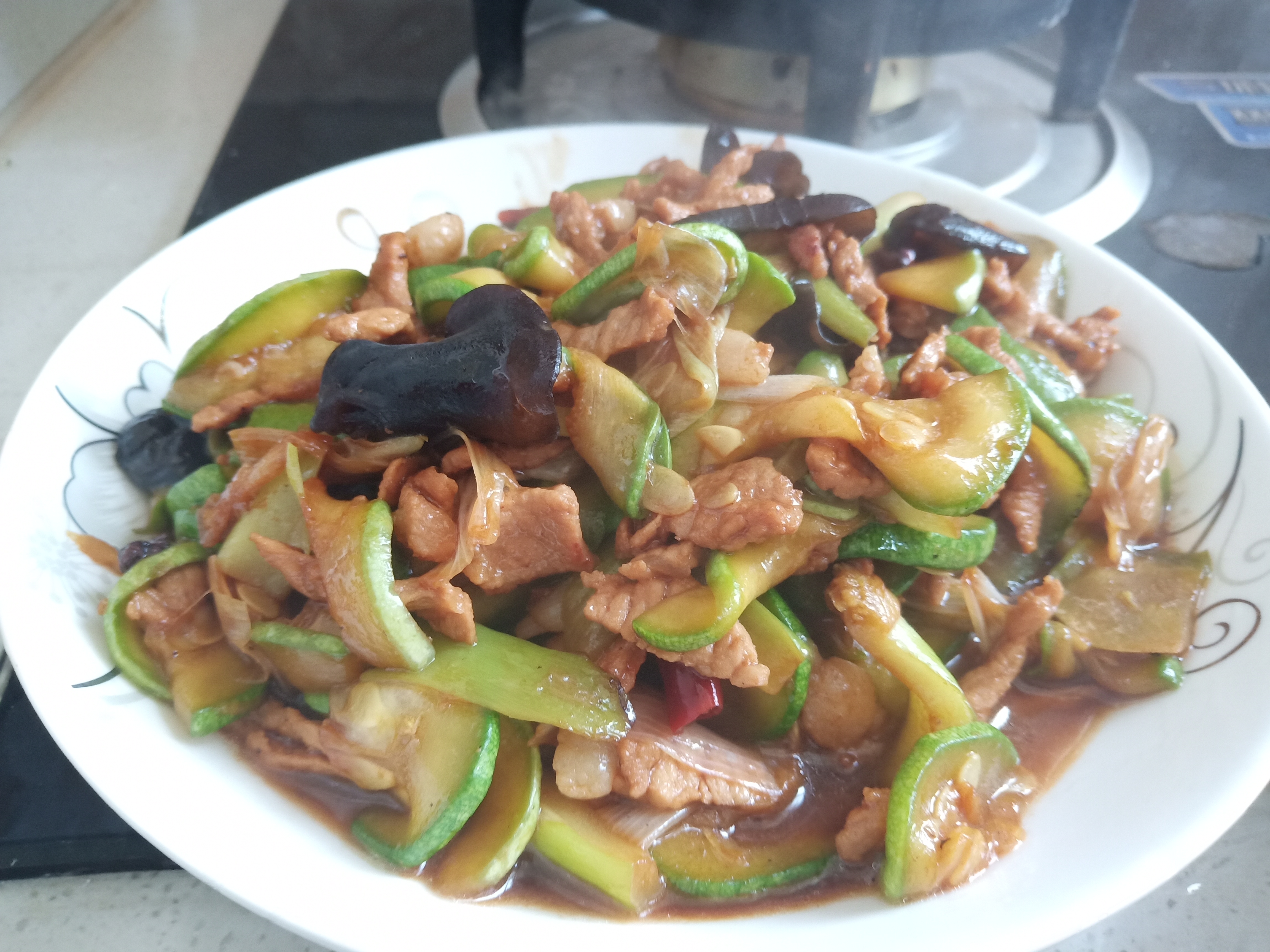 西葫芦炒肉,百吃不厌的家常菜,有肉有蔬菜,做法简单!