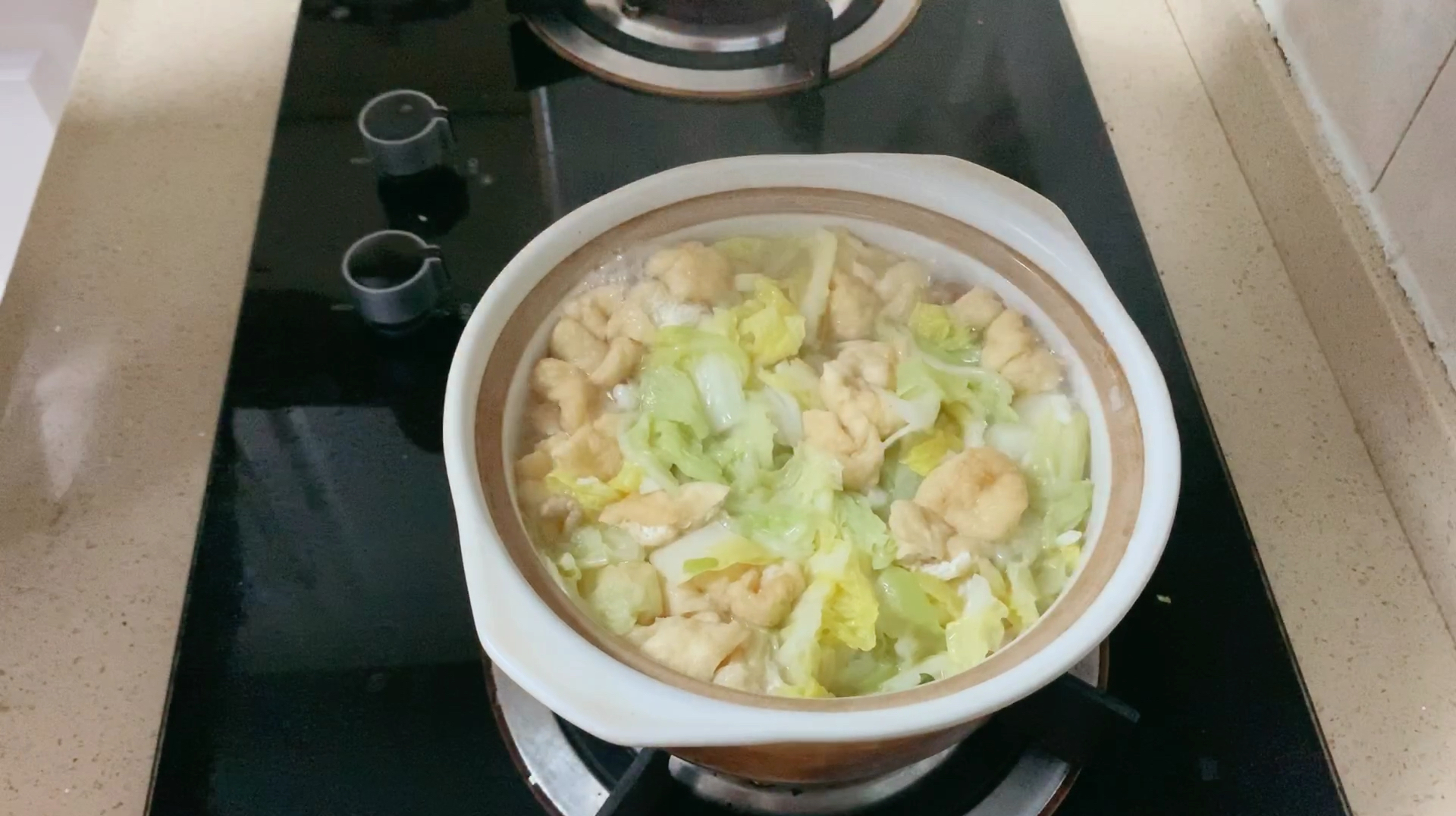 汤鲜味美,暖意浓浓的油豆腐炖白菜!