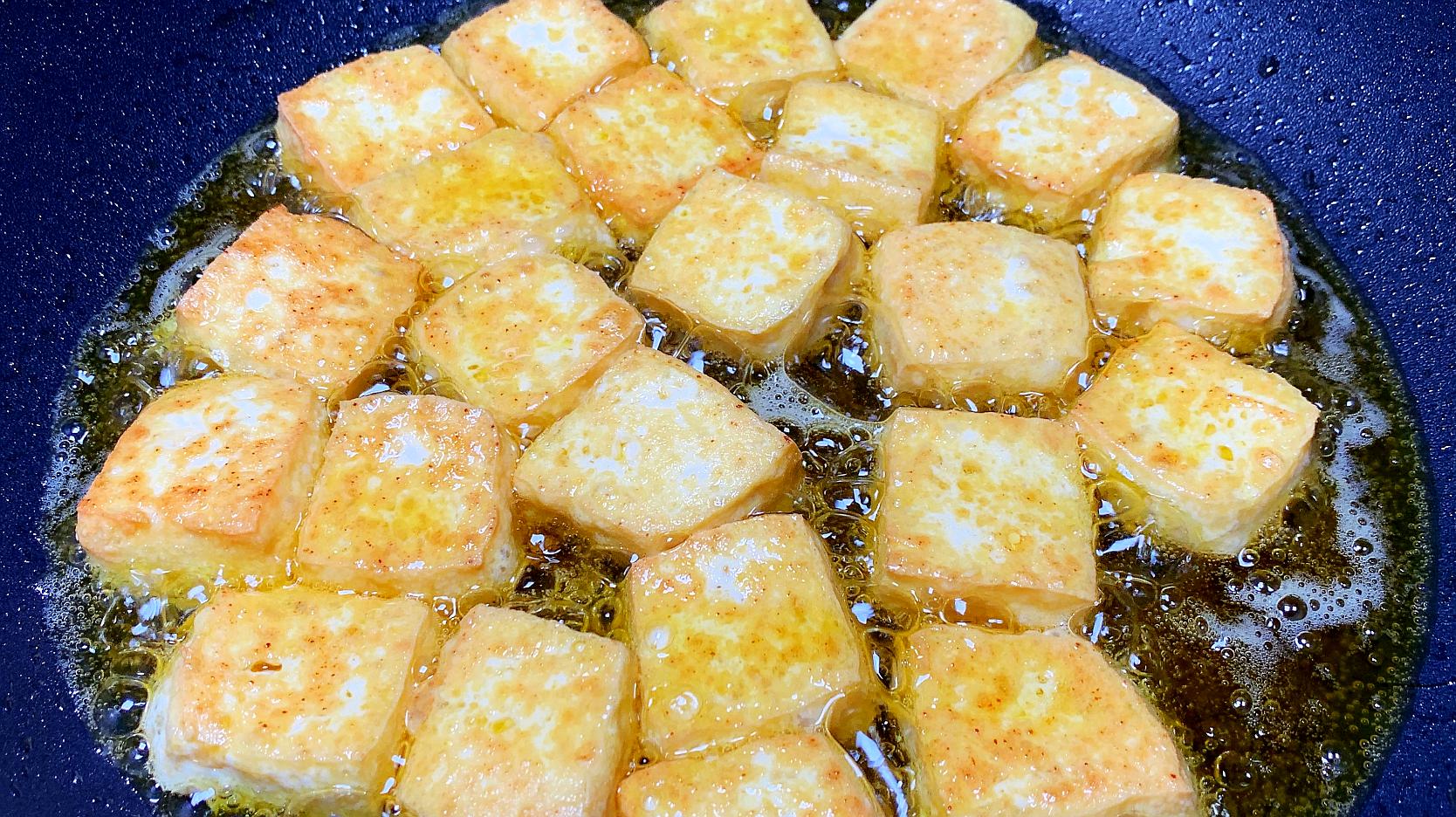 【老豆腐】卤水点豆腐，一物降一物，教你用卤水做传统老豆腐，味道纯正，方法简单 - 哔哩哔哩