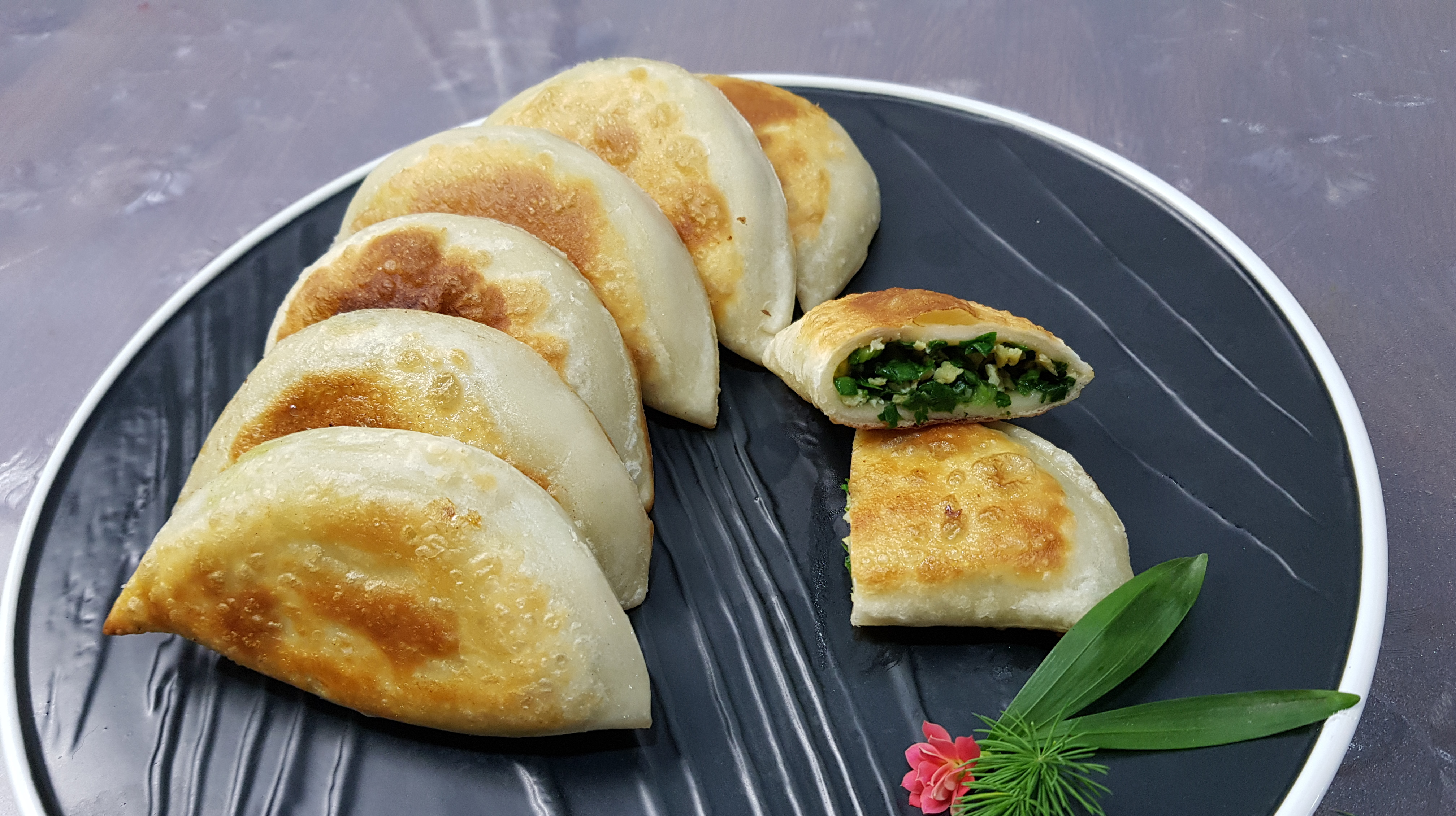 不用电饼铛在家也能做出美味的韭菜盒,吃了还想吃!