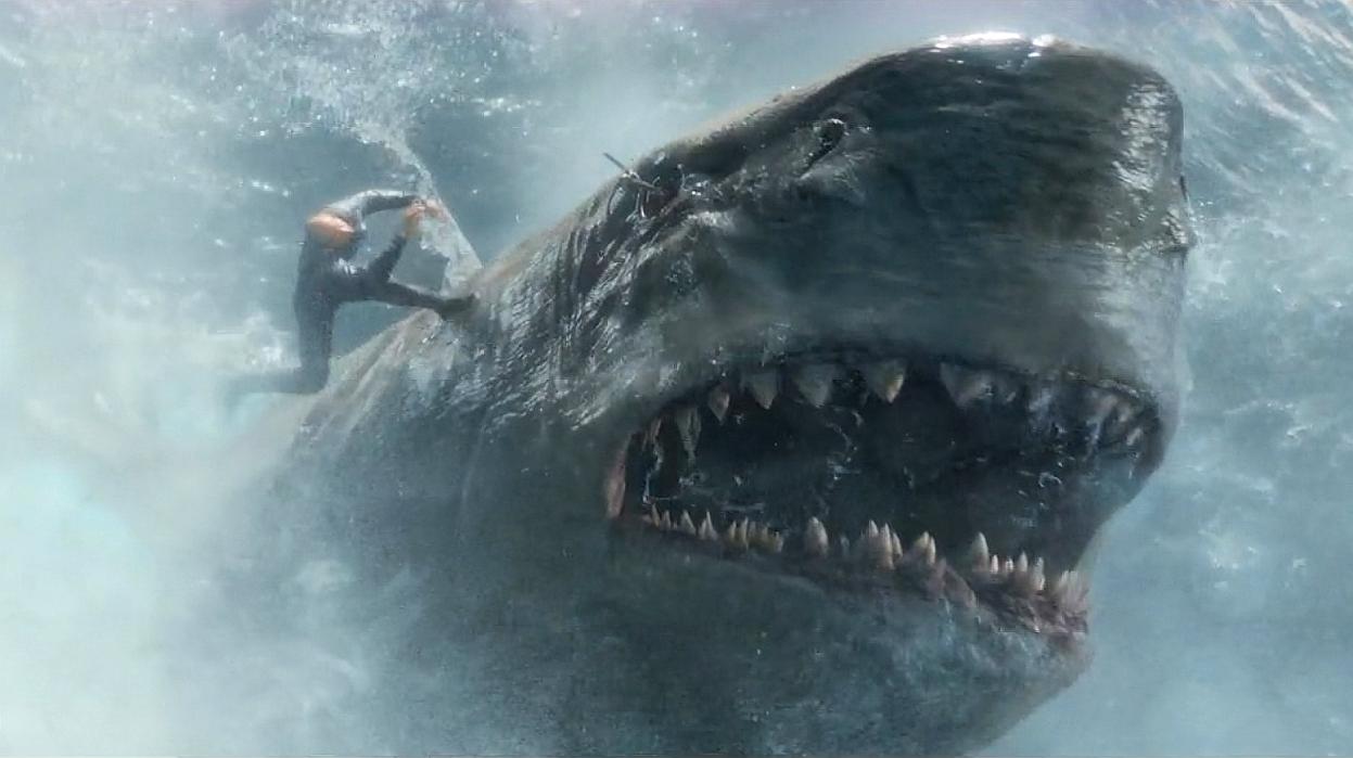 史前巨鲨肆无忌惮伤害人类,男子徒手把它杀死,为民除害!