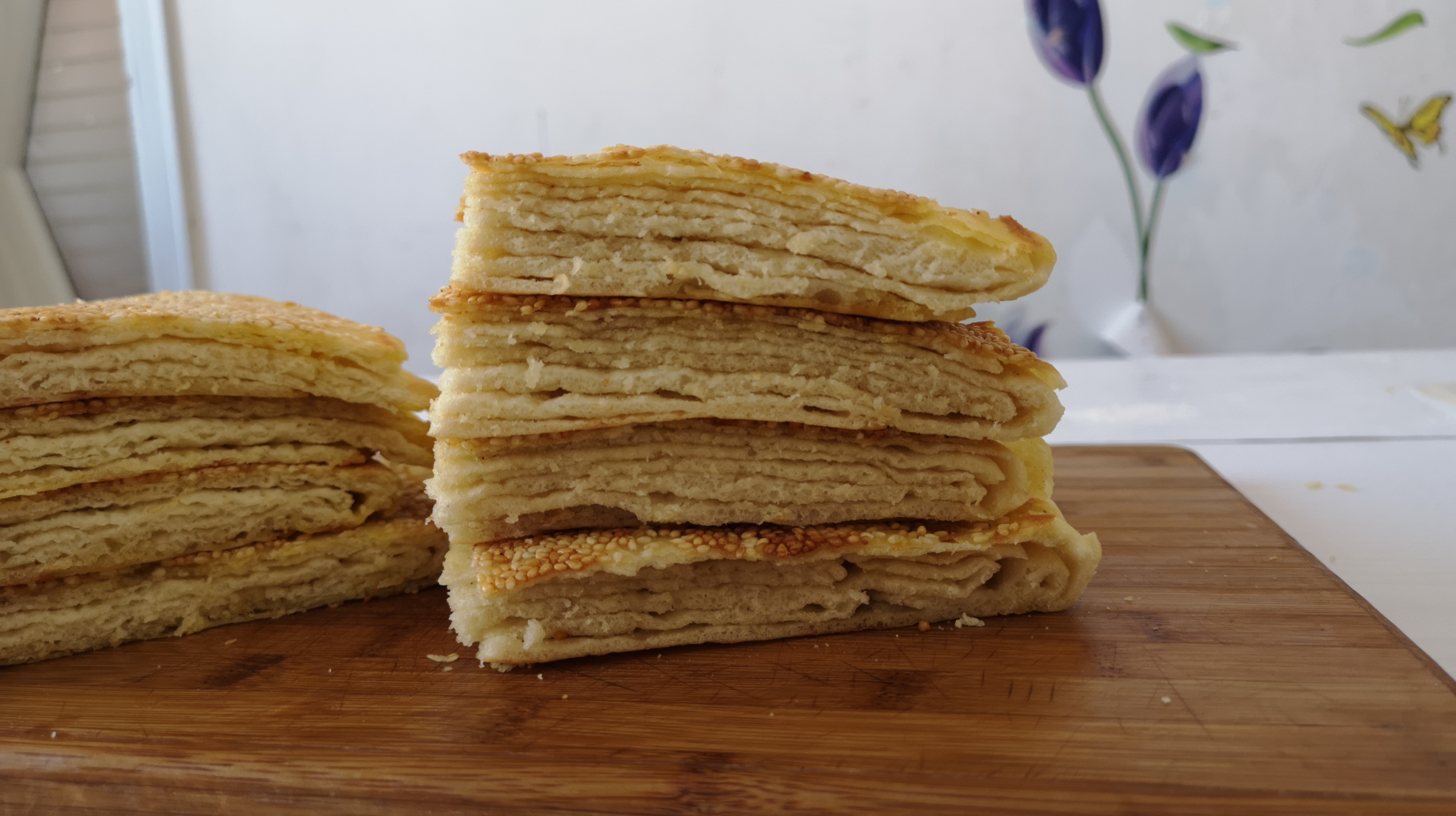 芝麻大饼的做法,1斤面粉300克清水,做出2张饼,外酥里软超好吃