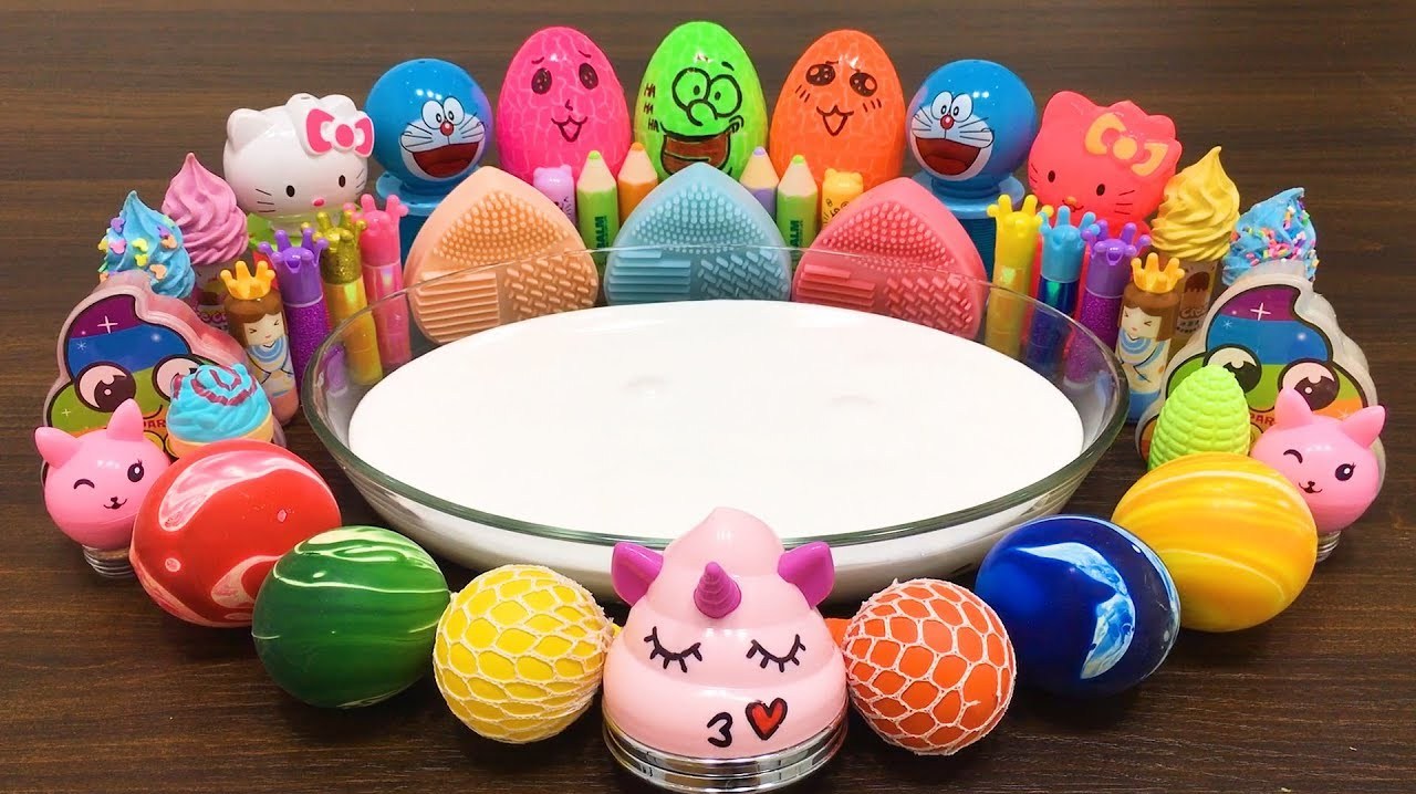 把彩妆,泡沫球和亮珠混入牛头胶,不断揉捏拉扯,成品样子很喜欢