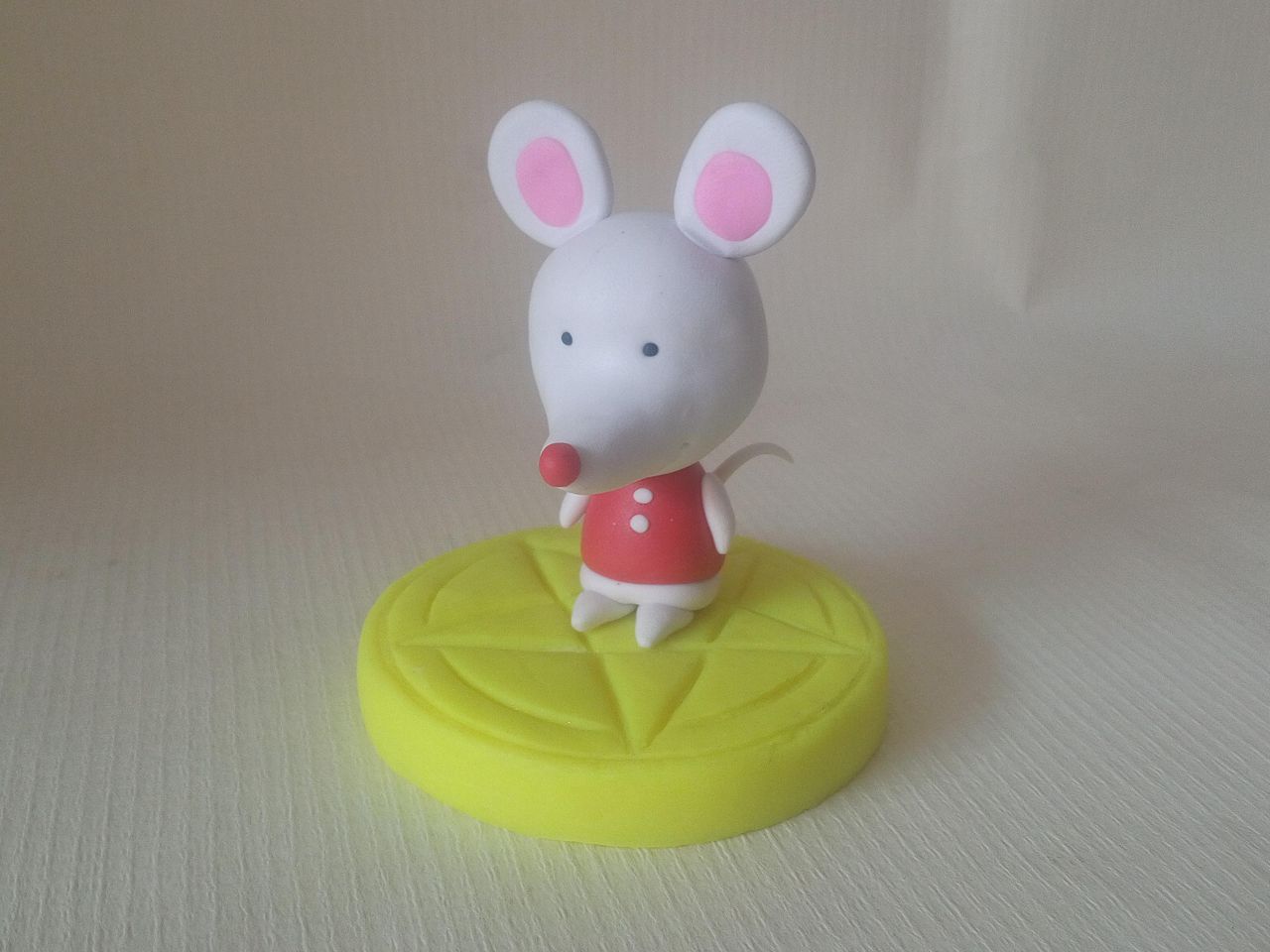 来源:好看视频-教你快速做粘土饭团小猪 服务升级 3粘土医生小老鼠的