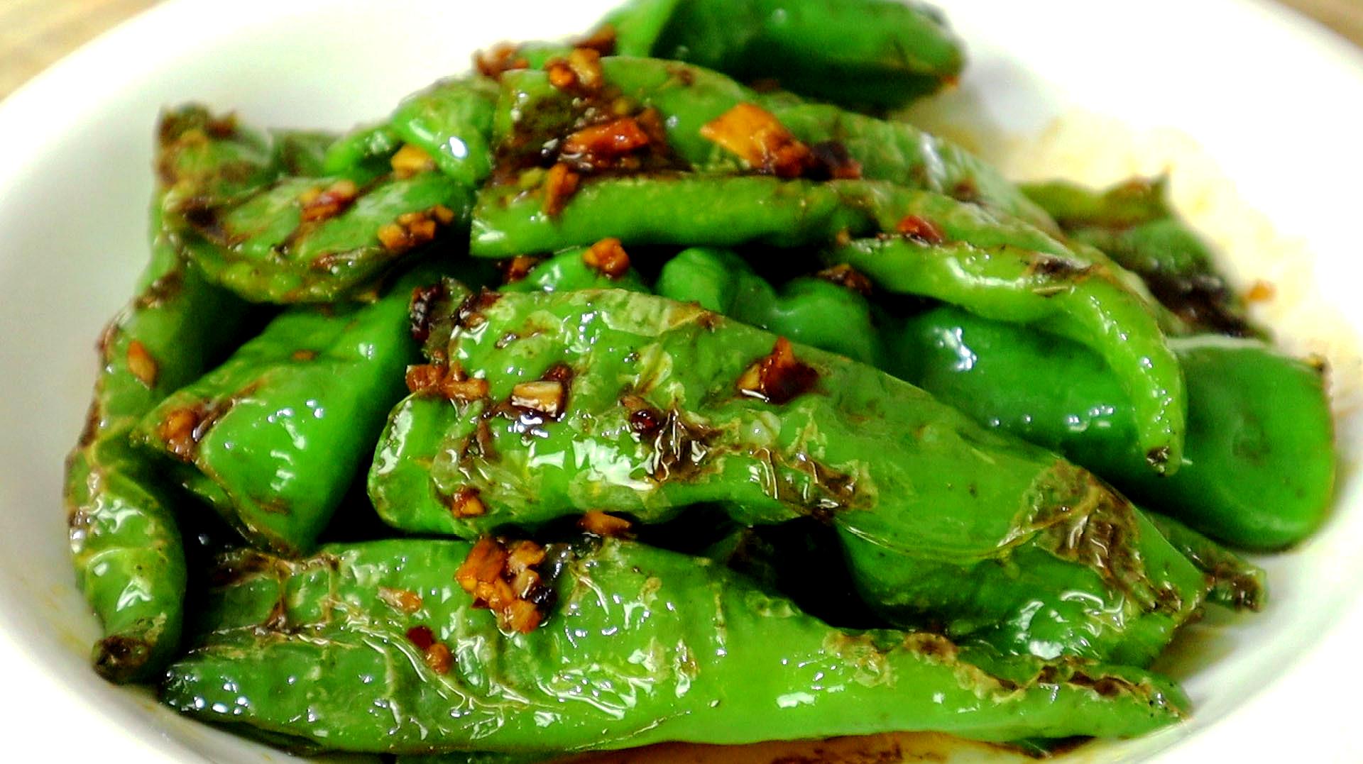 大厨教你虎皮青椒的家常做法,好吃不油腻,味道超赞,比吃肉还香
