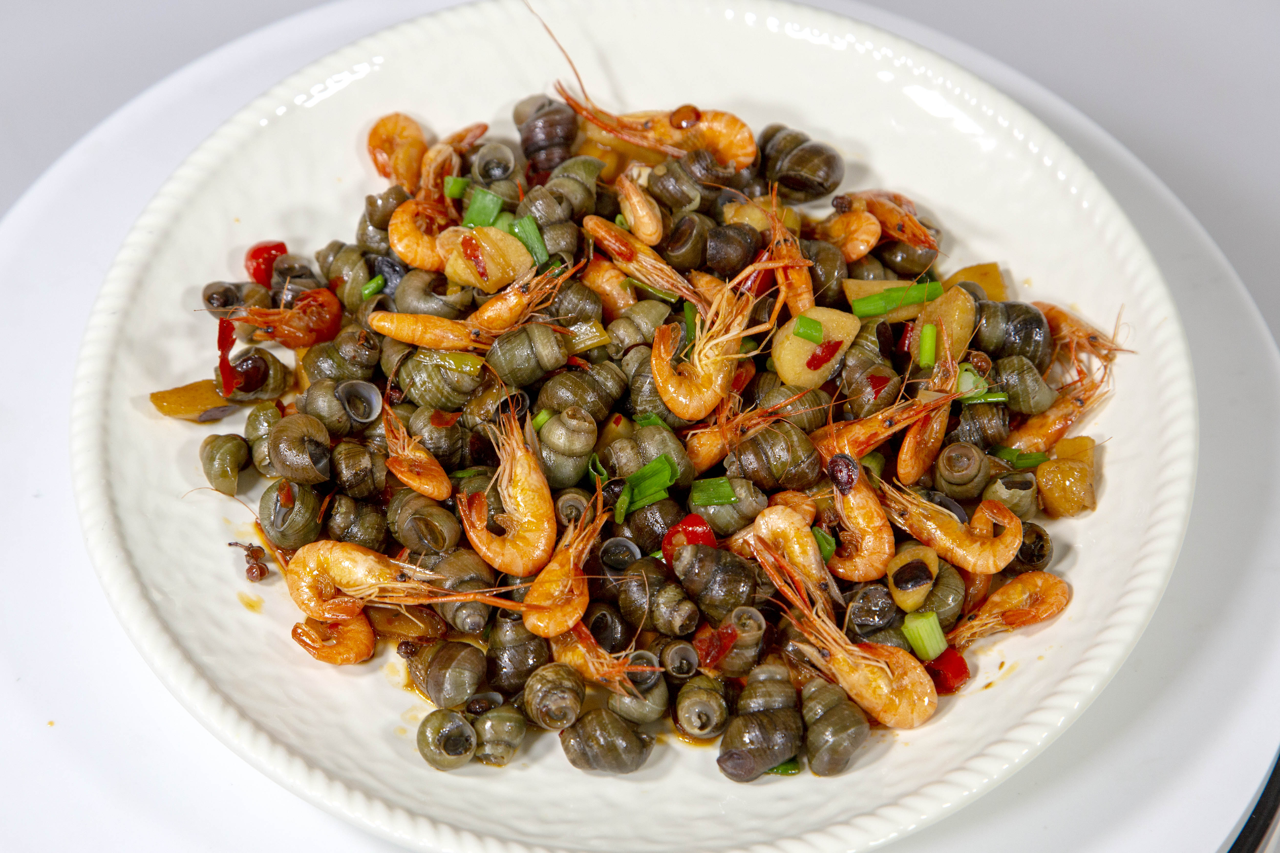 绝佳河鲜搭配丝螺炒河虾,家常做法爆炒够辣,出来味道很怀念家乡