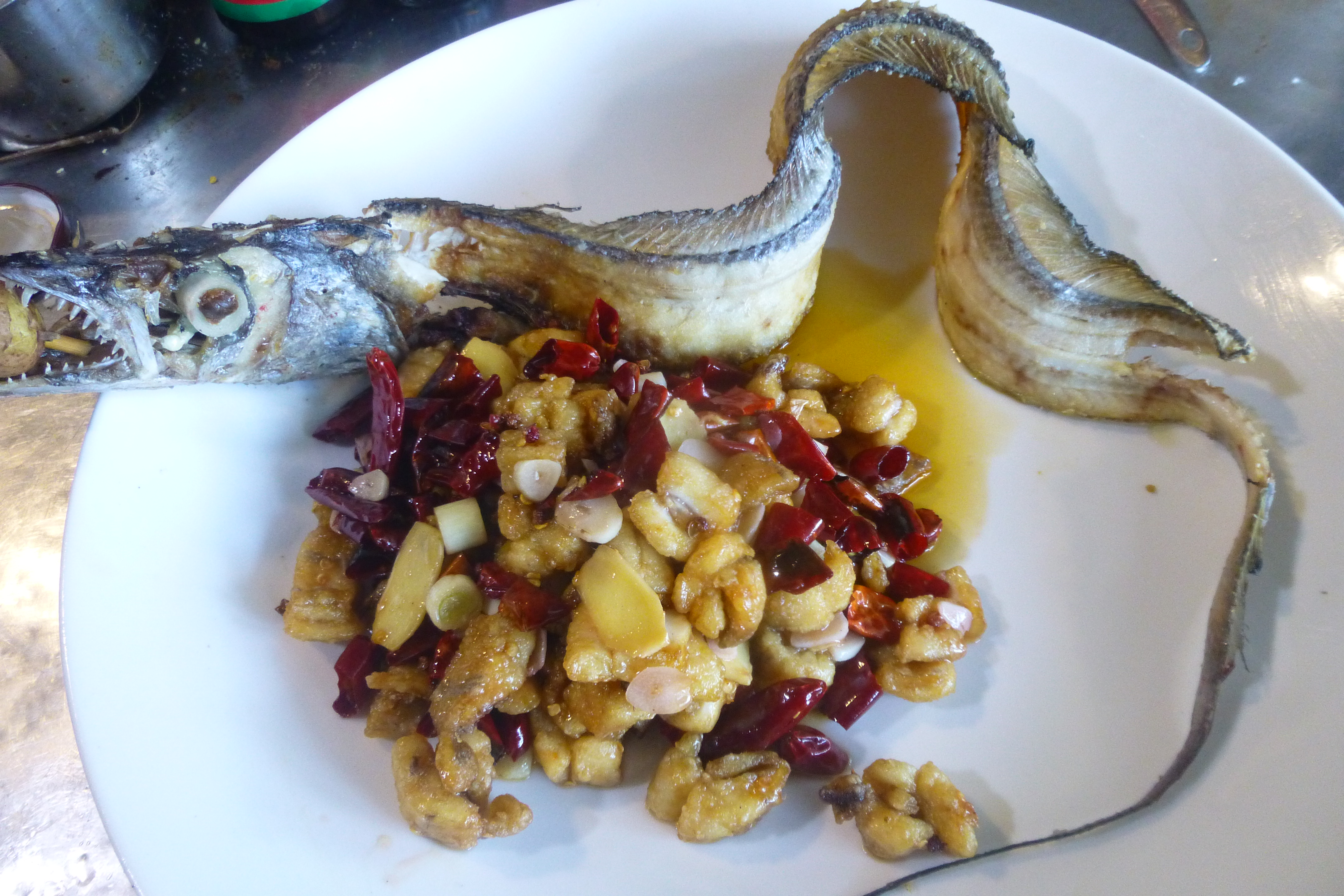 厨师推出这道名叫"飞龙在天"的菜,我看像小蛇出洞