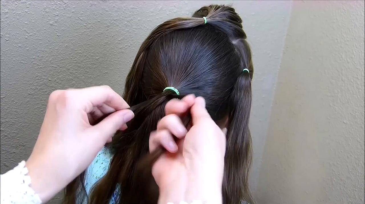 适合长头发儿童的编发教程:头顶上右半边开始做一层叠着一层的造型,分