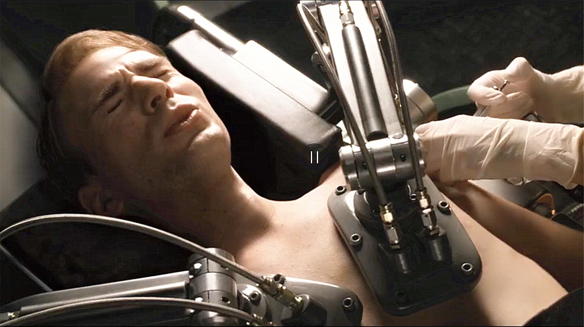 瘦小伙天天被欺负,注射针剂后变身肌肉男,对手闻风丧胆,科幻片