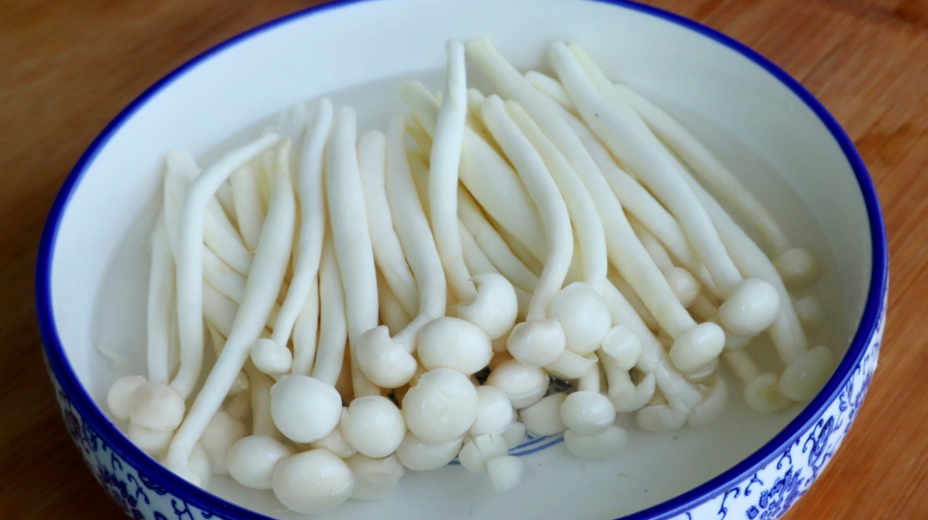 白玉菇怎么吃 白玉菇5种最好吃的做法，简单美味又下饭，看看你喜欢吃哪种？ | 说明书网