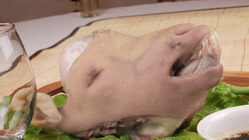 一整个羊头,往锅里一丢,一出锅,整栋楼都香了!