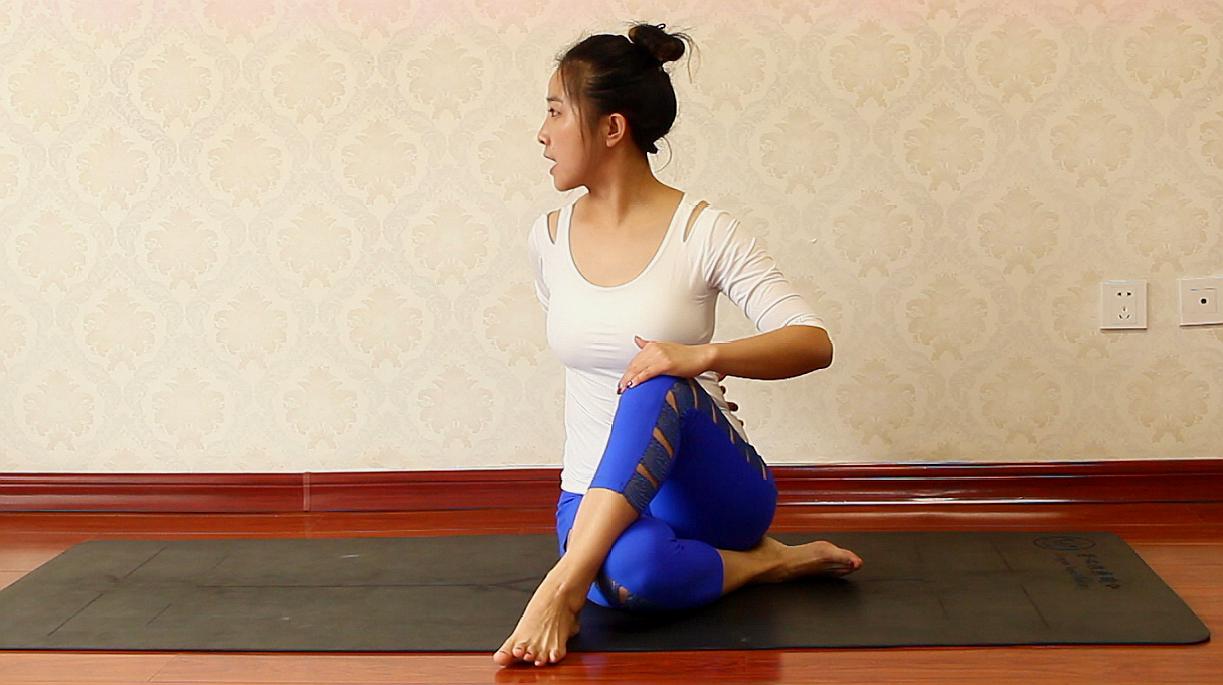 美女教你坐立扭转瑜伽,按摩腹部缓解便秘,锻炼腰部放松背部肌肉