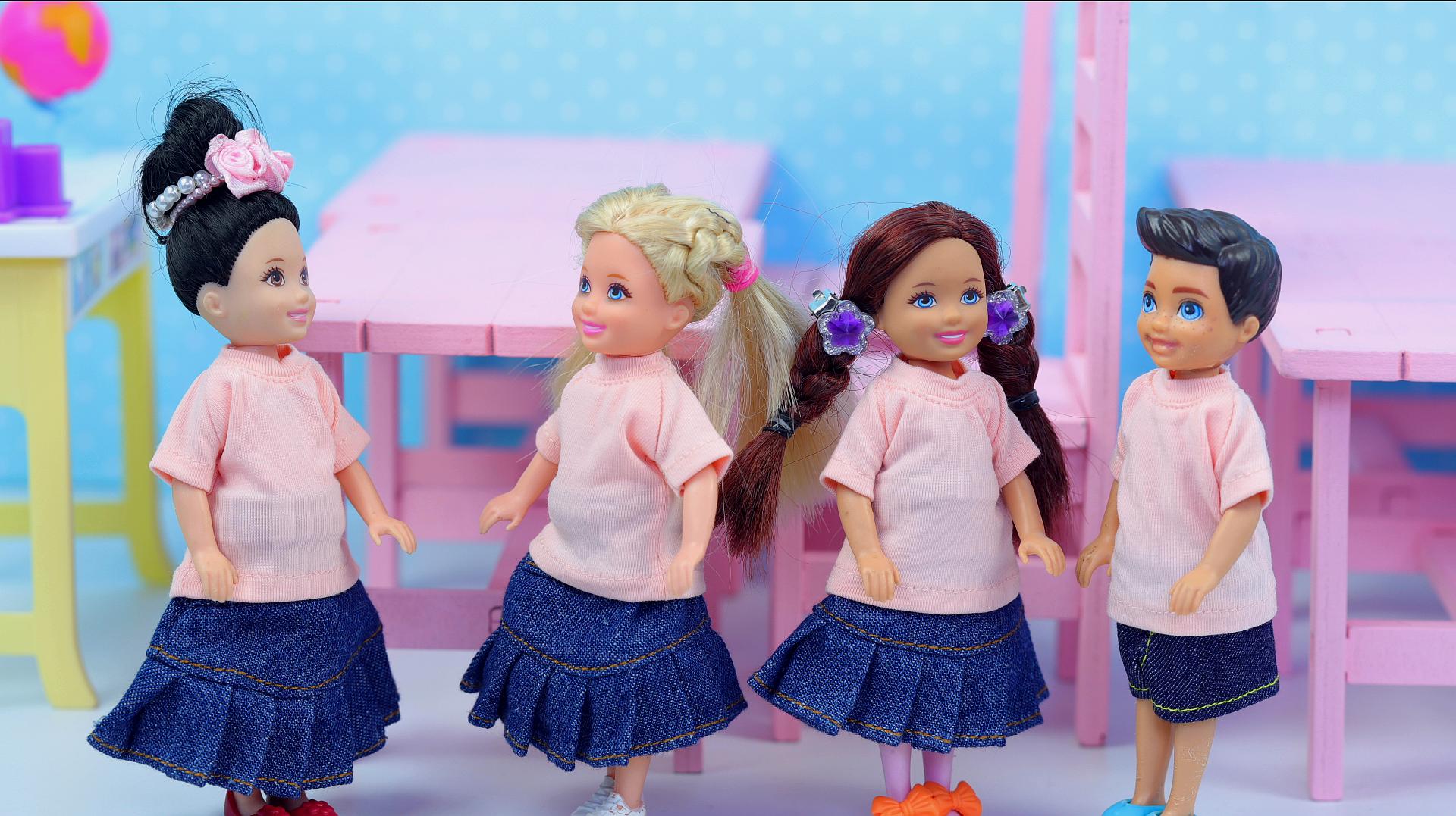 芭比娃娃故事 老师给同学们量身高发新校服