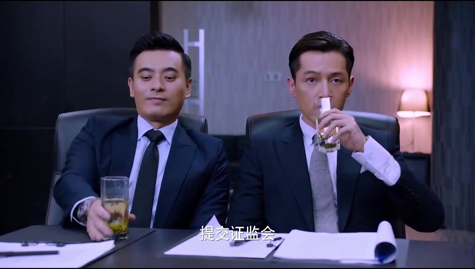 浮华尘世里,胡歌把事情做到极致,使小人物郑秋冬成功职场逆袭!