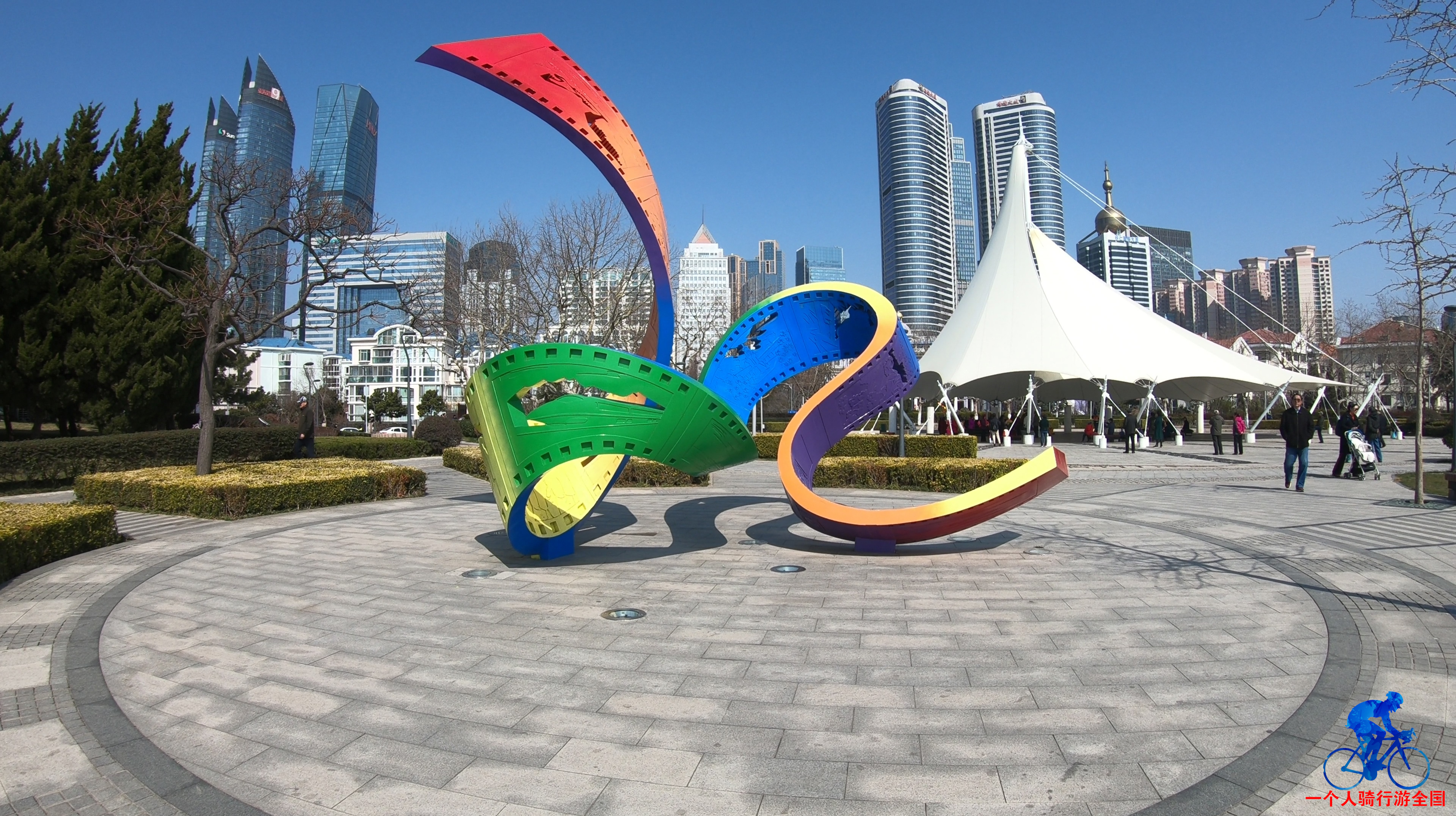 青岛有个音乐广场,位于美丽的浮山湾畔,骑着自行车带你转转